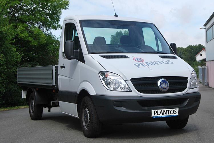 Auf dem Mercedes-Benz Sprinter basiert der Plantos. Ab 94.605 Euro ist der elektrisch angetriebene Transporter mit modellabhängig 2 - 4 Türen und 2 - 9 Sitzplätzen erhältlich. Der Elektromotor leistet 85 kW, die Reichweite gibt German E-Cars mit 120 Kilometern an. Die mögliche Zuladung liegt je nach Modell zwischen zwischen 950 und 2170 kg. (Foto: German E-Cars)