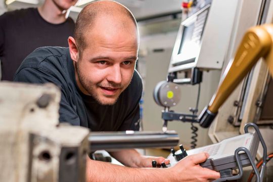 Hybride Bearbeitungsmaschinen sind auf dem Vormarsch. Denn mit ihnen erreicht man eine bisher nicht vorhandene Fertigungsflexibilität. Die Schleiftechnikmesse Grindinghub 2022 wird deshalb auch diesen Trend widerspiegeln. Hier ein kleiner Vorgeschmack auf den Mai. Hybride Bearbeitungsmaschinen sind auf dem Vormarsch. Denn mit ihnen erreicht man eine bisher nicht vorhandene Fertigungsflexibilität. Die Schleiftechnikmesse Grindinghub 2022 wird deshalb auch diesen Trend widerspiegeln. Hier ein kleiner Vorgeschmack auf den Mai.