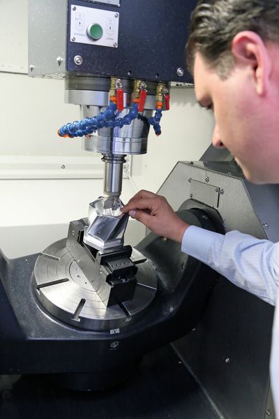 5-Achs-Simultanbearbeitung präsentierte die BWB AG auf einer Campro U350 gemeinsam mit fünf Partnerunternehmen: Triag, Open Mind AG, Renishaw AG, Viscotex und Technomex. (Bild: M. Böhm)