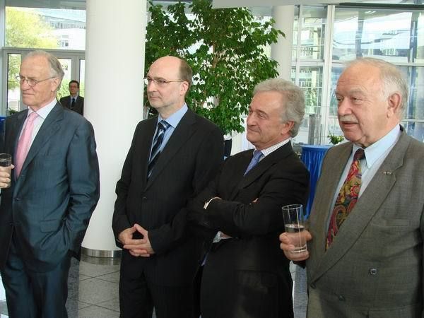 Sehr aufmerksam waren auch (v. li.) die Herren Bernhard Wirtz, Dr. Hermann Frohnhaus (BDK), Volker Reichstein (Ford-Händlerverband) und Bernhard Ennig (ZDK-Ehrenpräsident) bei der Sache. (Archiv: Vogel Business Media)