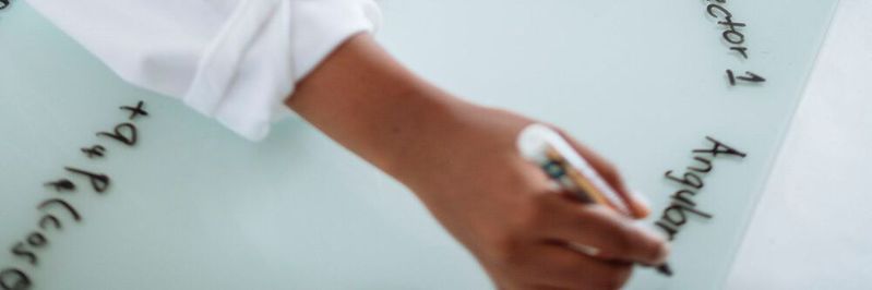 Data Scientists, die sich mit Daten und Algorithmen auskennen, sind "Mangelware". (Bild:  gemeinfrei / Pexels)