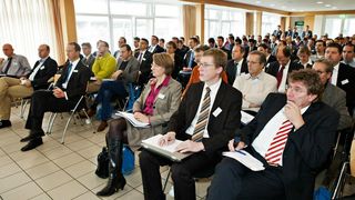 Zahlreiche Kunststoffexperten besuchten die Abschlusspräsentation des Spri-Form-Projektes.  (Bild: Krauss-Maffei)