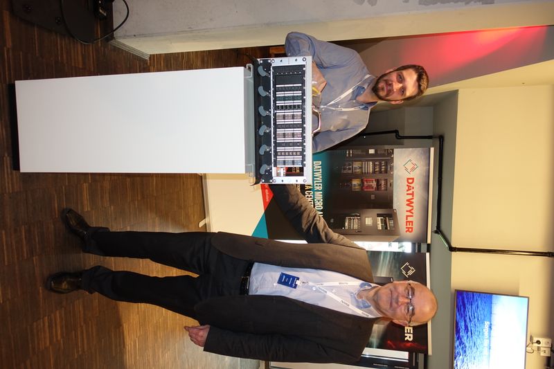 Daniel Walter und Heiko Knell (r., DATWYLER), sind zusätzlich sehr stolz auf das Partnership mit Planet Water und setzen sich in Indien für sauberes Wasser ein. (Bild: IT-BUSINESS)