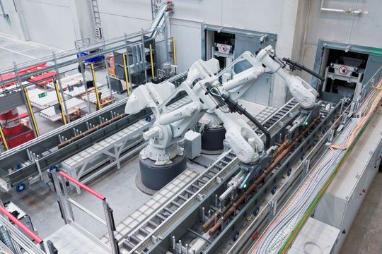 Die Liebherr-Components Kirchdorf GmbH verarbeitet im automatisierten Metall-Sägezentrum Langgut aus Stahl für Hydraulikzylinder – und das besonders effizient und präzise. Dabei greifen Robotik von ABB Robotics, intelligentes Engineering sowie eine in der Lagerverwaltung integrierte Software von Involon ineinander. (Bild:  ABB Robotics)