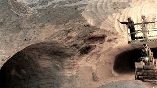 Blick in einen Salzstock. Vielen bekannt ist, dass man darin Atommüll lagern kann. Doch, auch wenn die Idee nicht mehr ganz neu ist, sind manche dieser Höhlen auch für die Lagerung von Wasserstoff geeignet. Eine neue Studie unterstützt jetzt diese These und macht Hoffnung. (Bild: dpa)