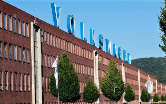 Das Volkswagen-Werk Baunatal ist das größte für die Herstellung diverser VW-Komponenten. Jetzt nimmt der Automobilkonzern Milliarden in die Hand, um von dort aus die Elektromobilität massiv zu pushen.(Bild:  Volkswagen)