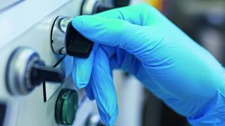 Lange vor der 13849-1 galt die DIN EN 954-1 als Grundlage für die funktionale Sicherheit von Maschinen. Die Norm wies jedoch gegenüber dem heutigen Stand der Technik Lücken auf. So deckte sie beispielsweise die Verwendung elektronischer, programmierbarer Systeme für Sicherheitsfunktionen nicht ab.  (©WavebreakMediaMicro - stock.adobe.com)