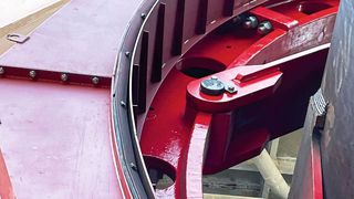 Die Verbindung zwischen Zahnkranz und Ofenmantel erfolgt über Blattfedern, die eine flexible und zugleich robuste Kopplung ermöglichen. (Bild: SEW)