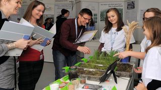 Juroren und Teilnehmer tauschen sich im Fachgespräch aus. (Bild: EBM-Papst)