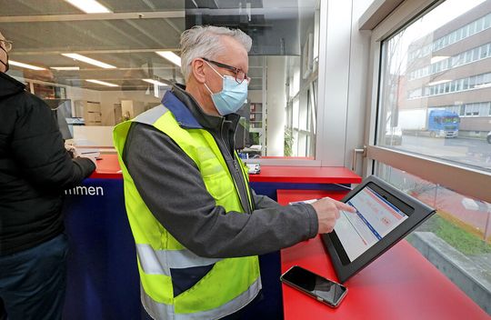 Frankfurt Cargo Services macht jetzt die Lkw-Frachtabwicklung einfacher und schneller. Den Kern der Verbesserung bildet das smarte Rampensteuerungssystem (RSS) „Fair@Link“ von Dakosy. Spediteure können Rampen damit vorab buchen. Lesen Sie, was noch so geht...(Bild:  FCS)