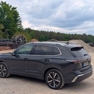 Grautöne sind gerade schwer in Mode – doch das „Uranograu“ des Testwagens drückt doch etwas auf die Stimmung.(Bild:  Rosenow – VCG)