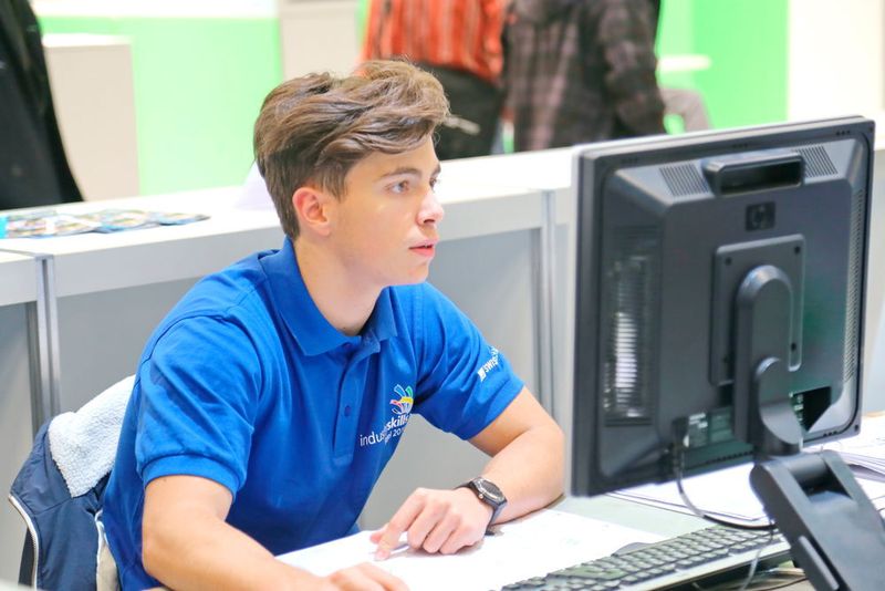 Berufsmeister gesucht:  Die Polymechaniker während der Industryskills auf der Swisstech 2016 in Basel. (Anne Richter, SMM)