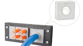 Die Dichtringe der Kabeltülle KT-SC lassen sich je nach benötigtem Durchmesser der einzuführenden Leitungen abschälen. (Icotek)