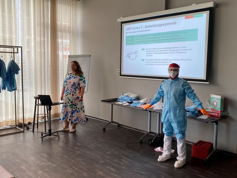 Lifedemo: Die korrekre Reinraumbekleidung (Bild: CWS)