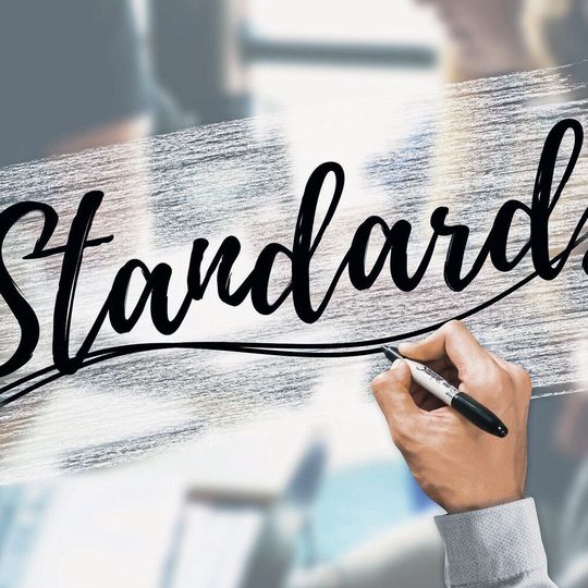 Sicherheitsnormen: Software, die Teil sicherheitskritischer Systeme ist, muss angemessen verifiziert werden.(Bild:  Gerd Altmann, Pixabay /  Pixabay)