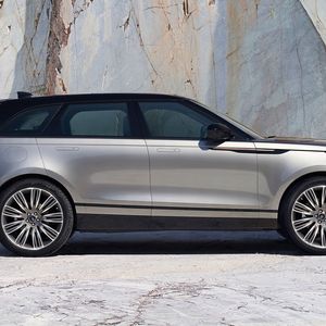 (Land Rover)