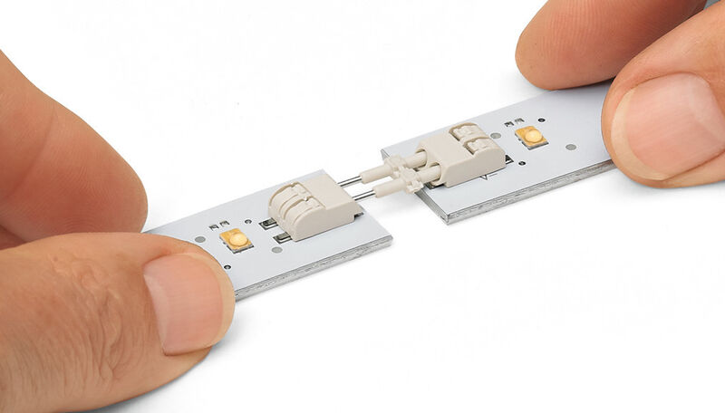 Bild 1: Mit einem speziellen Verbindungselement für die Serie 2060 können mehrere LED-Module ohne viel Aufwand zu einem Strang verbunden werden, womit sich Kosten und Zeitaufwand verringern. (Bild: Wago)