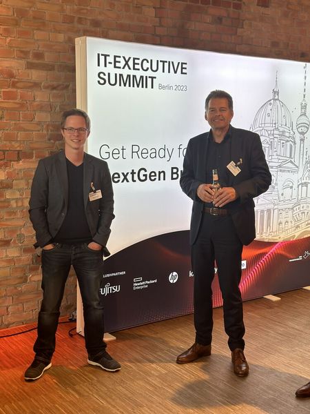 Andreas Liebl und Günther Schiller nutzten die Pause für One-on-One-Gespräche. (Bild: Vogel IT-Akademie)