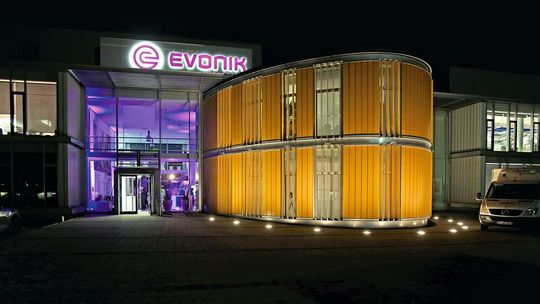 Evonik will bis 2029 weltweit 3200 Stellen abbauen, davon 2150 in Deutschland. Betriebsbedingte Kündigungen sind dabei nicht vorgesehen.(Bild:  Evonik Industries)