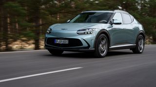 Der Basispreis für den Genesis GV60 sinkt auf 53.500 Euro. Damit bleibt der Stromer auch 2024 förderfähig. (Bild: Genesis)