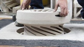 Einsetzen des 3D-gedruckten Kerns in die konventionelle Sandform. (Bild: Voxeljet)