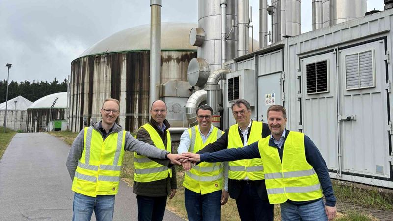 Besiegelten den Kauf der Biogasanlage Hallertau: Tim Hünermann, Asset Manager Vorn Bioenergy, Franz Högl, Geschäftsführer Högl Kompost- und Recycling, Jörg Lennertz, CEO Vorn Bioenergy, Dr. Erich Lehmair, Vorstandsvorsitzender HVG Hopfenverwertungsgenossenschaft, und Gerald Marunde, Senior Manager Mergers & Acquisitions Vorn Bioenergy (von links). (Bild:  Vorn Bioenergy)
