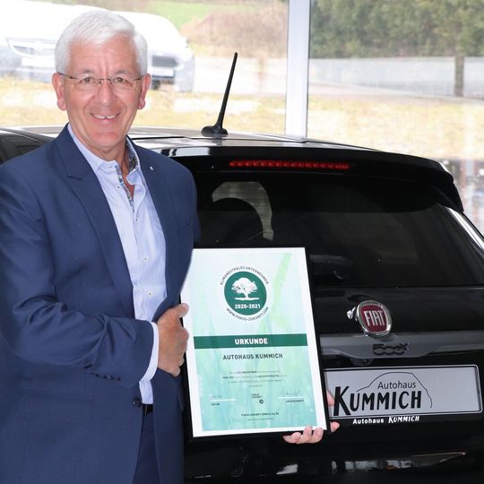 Thomas Kummich, Geschäftsführer der Autohausgruppe Kummich, setzt auf den Kauf von Klimazertifikaten, um einen Beitrag für die Umwelt zu leisten.(Bild:  FCA)