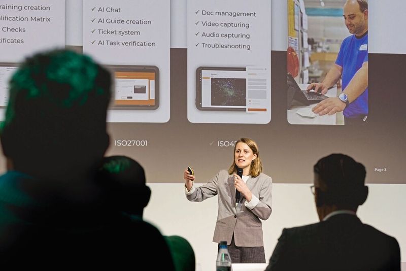 Dr. Elisa Roth zeigte, wie eine automatisierte Einarbeitung, Arbeitsanweisungen und Skill Management mithilfe von Flow Tool gelingen können. (Bild: Stefan Bausewein)