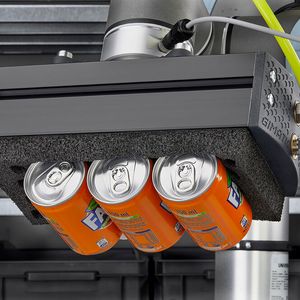 Gimatics Flächengreifer FGS-120 können mit Saugnäpfen aus EPDM-Kaustschuk oder Polyurethan zupacken. Das klappt dann, wie hier, bei Dosen ...(Bild:  Gimatic)