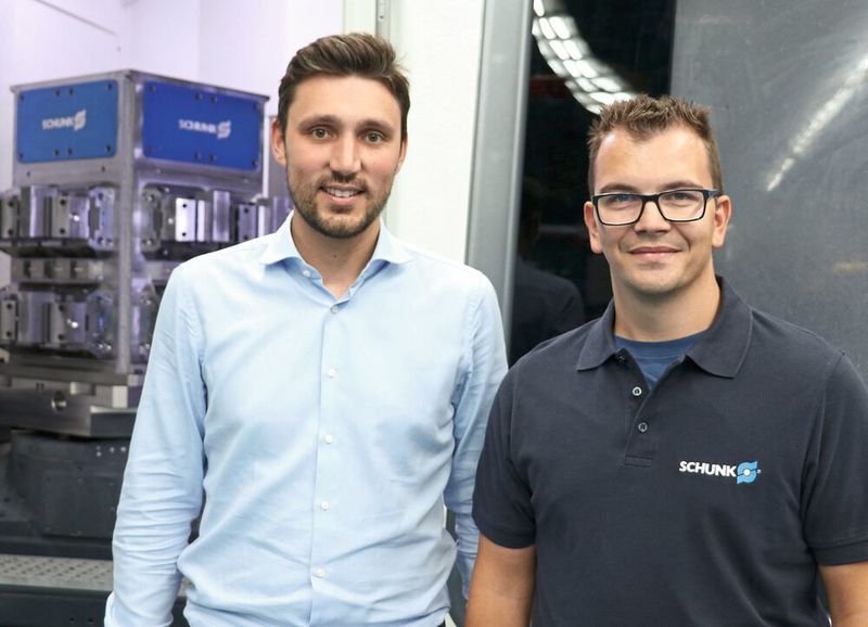Johannes Ketterer, Geschäftsbereichsleiter (l.), gemeinsam mit Fertigungsmeister Jochen Steinke an der DMC 125 U Duoblock. (DMG Mori)