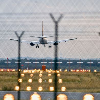 Feinstaubpartikel etwa aus Abgas von Flugzeug- und Schiffsmotoren verweilen meist Stunden bis mehrere Tage in der Atmosphäre, bevor Menschen sie einatmen. (Symbolbild) (Bild: Frank Wagner, stock.adobe.com)