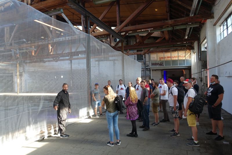 Challenge 2:    Alex Schelbert, Isarstreet, führt uns durch die Hallen mit diversen Attraktionen. Augen auf, wo sich die Tipps für morgen verstecken! (IT-BUSINESS)