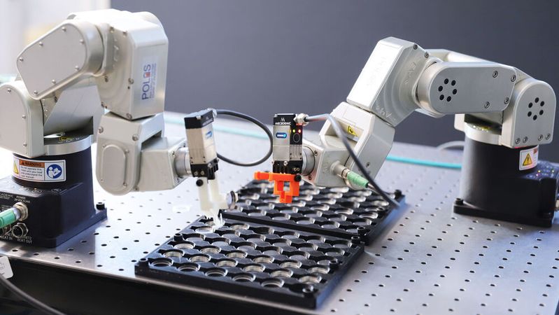 Im Projekt Battery 2030+ sollen Roboter rund um die Uhr an neuen Batterien arbeiten und mit KI selbstständig neue Versuche planen und auswerten. Im Projekt Battery 2030+ sollen Roboter rund um die Uhr an neuen Batterien arbeiten und mit KI selbstständig neue Versuche planen und auswerten.