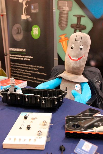 Clipsi, das Maskottchen der Firma IMS Verbindungstechnik, Spezialist für Befestigungen aus Kunststoff, Metall und Federstahl. (Bild: VCG/Juliana Pfeiffer)