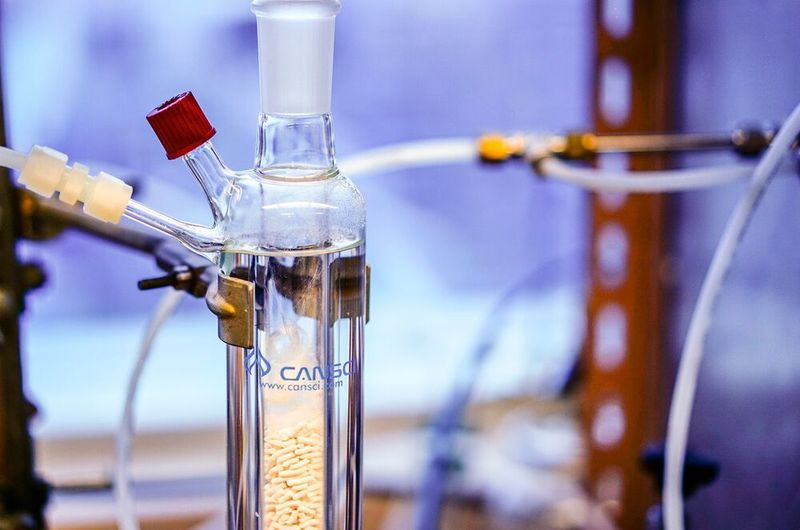 18. Chemie/ Verfahrenstechnik: 
Wenn Hochschulabsolventen nach ihrem Studium in der Branche der Chemie bzw. der Verfahrenstechnik ein Jobangebot annehmen, dann sehen ihre Verdienstmöglichkeiten vergleichsweise zu anderen Wirtschaftszweigen gut aus. Der Median des Bruttoeinstiegsgehalts liegt in diesem wirtschaftlichen Teilbereich bei jährlich 50.400 €.  (gemeinfrei)