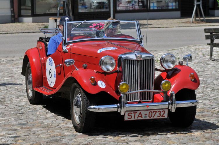 Von der Insel: Ein offener MG TD (Baujahr 1952) war für das sonnige Wetter genau das richtige Fahrzeug. (Bild: Zietz/»kfz-betrieb«)