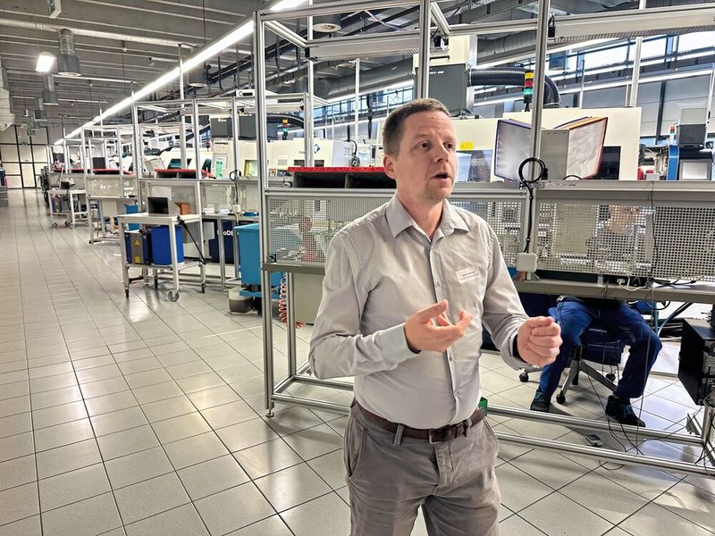 Yannick Chételat présente la production et ses décolleteuses chez MPS. (Source : MSM)