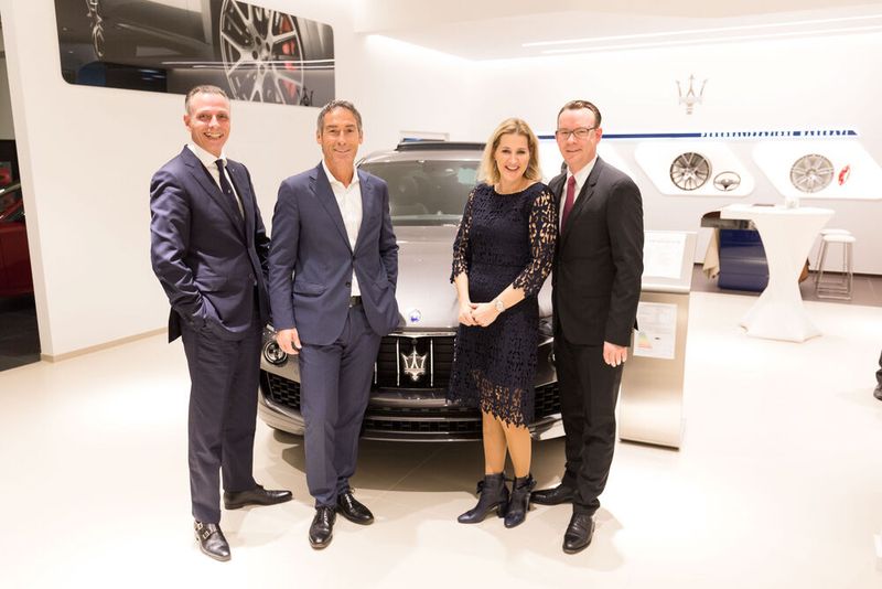 Vertriebsleiter Mario Lucchesi (links) und Maserati-Deutschland-Chef Achim Saurer freuen sich gemeinsam mit Henrike und Philipp Kuntz über ein zeitgemäßes Premium-Ambiente für das italienische Fabrikat im hohen Norden. (Bild: Fabian Frühling)