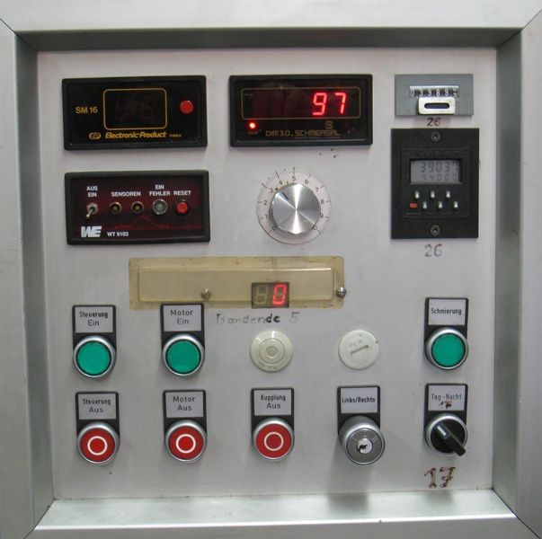 Alt gegen Neu: Retrofitting treibt Stanzmaschine zu höheren Leistungen. Im Vergleich: Das bisherige Bedienfeld (links) und das aktuelle. (Archiv: Vogel Business Media)