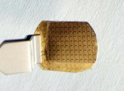Halbleiter/Metall Substrat Chip mit fertigem Transistoren-Array (Forschungszentrum Jülich / Martin Mikulics )