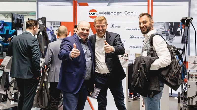 Eine top Veranstaltung mit top Referenten und top Ausstellern: Da gehen die Daumen nach oben. (Bild: Stefan Bausewein)