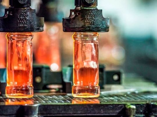 Robert Habeck hat den Glasverpackungshersteller Ardagh Glas besucht. Dabei wurde klar, dass die Strompreise für die Industrie generell noch weiter sinken müssen ...(Bild:  Schraderhuber)