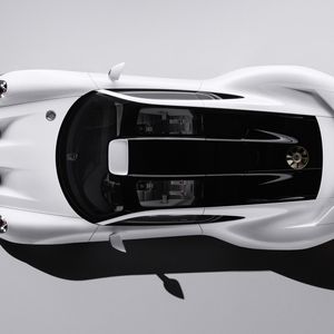 Unter der Abdeckung wird es wohl einen Verbrenner geben.(Bild:  Porsche)