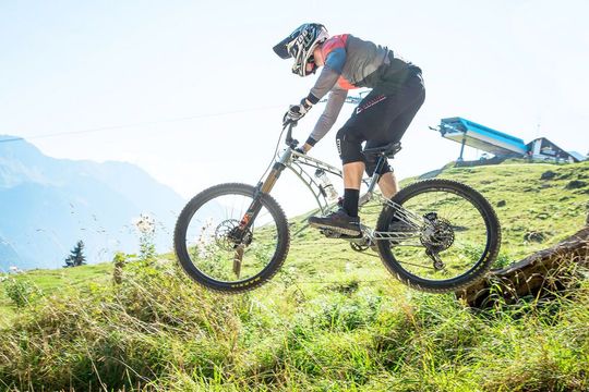 Ein Hingucker bei Ceratizit auf der Intec 2023 wird das Frace-Mountainbike sein. Denn der Aussteller erklärt, wie aus einem Aluminiumblock ein Leichtbau-Fahrrad wird. Einmal mehr, kommt es auf das Zerspanungswerkzeug an respektive auf dessen Beschichtung namens Dragonskin.(Bild:  Ceratizit)