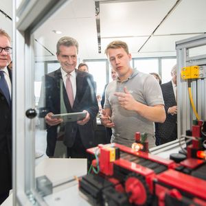 Pilz ist am Puls der Entwicklung: EU-Kommissar Günther H. Oettinger (Mitte) und Guido Wolf (MdL) (links) informierten sich beim Automatisierungsunternehmen Pilz über den Stand von Industrie 4.0 im Mittelstand.