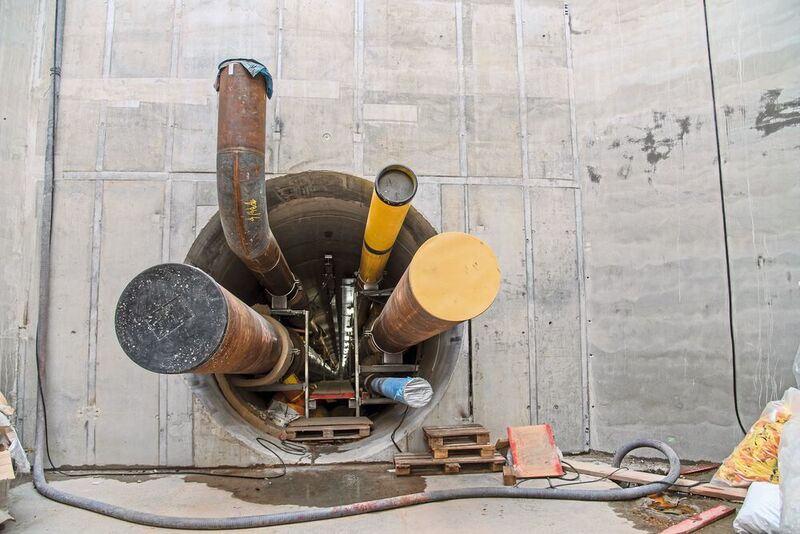 Unter erschwerten Bedingungen: Neben den Vorlauf- und Rücklaufleitungen für die Fernwärme musste im Tunnel auch eine neue Dampf- und Kondensatleitung Platz finden. (Torsten Elger/Isover)
