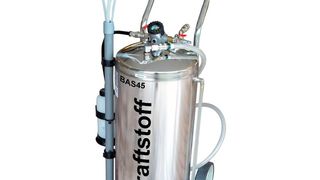 Das mobile BAS45-Absauggerät arbeitet wahlweise mit Saugsonden oder mit Adaptern für die Kraftstoffleitungsschnellkupplungen. (Mawek)