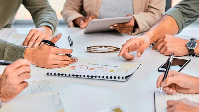 Mit Arbeitskollegen verbringt man viel Zeit in seinem Leben. Daher ist es wenig überraschend, dass vielen Umfrageteilnehmern ein gutes Verhältnis zu den Kollegen besonders wichtig ist. (Bild:  Jade Maas/peopleimages.com - stock.adobe.com)