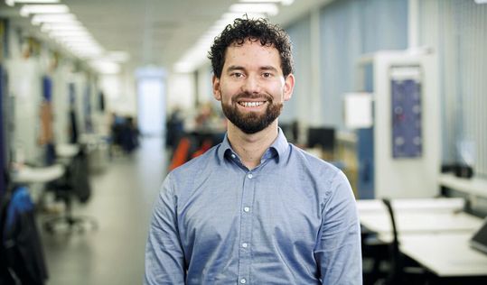 Dr. Stephan Wagner, Lead Hydrogen Systems bei Segula Technologies: „Da wir am Markt keine passende Lösung gefunden haben, konstruieren wir unsere Prüfstände für die Stacks selbst. So können wir sie hinsichtlich Leistung, Größe und Skalierbarkeit perfekt auf die Erfordernisse unserer Kunden auslegen." (Bild:  Bürkert Fluid Control Systems)