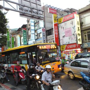 Pulsierendes Taipei: Für viele Taiwaner ist der Motorroller im Stadtgebiet von Taipei das bevorzugte Fortbewegungsmittel. Besonders in den Morgen- und Abendstunden geraten die Verkehrsadern der Inselmetropole an den Rand der Belastbarkeit.